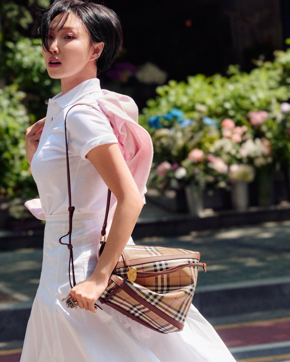 mintmag_th's tweet photo. เริ่ดเลยล่ะ! จัดโมเมนต์สวยของสาว #HWASA ฉลองกระเป๋าลายเช็คอันเป็นเอกลักษณ์ของเบอร์เบอรี่ ผ่านแคมเปญฤดูร้อนล่าสุด กระเป๋าในคอลเล็กชั่นนี้มาพร้อมรูปทรงใหม่ ๆ ไม่ว่าจะเป็นกระเป๋ารุ่น Primrose ทรงโค้ง กระเป๋าโท้ตแบบมีซิปที่เหมาะสำหรับการเดินทาง รวมถึงกระเป๋าทรงวานิตี้ขนาดกะทัดรัด💚

#Burberry
#MintNews