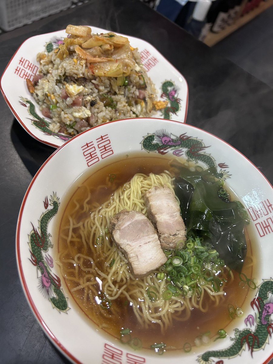yurusan912's tweet photo. #チャーラー #まかない料理 #田中食堂
昨日のバイトさん（娘）へのまかない料理
高菜炒飯キムチのせ
青森煮干だしラーメン https://t.co/CJoiz5fRF1