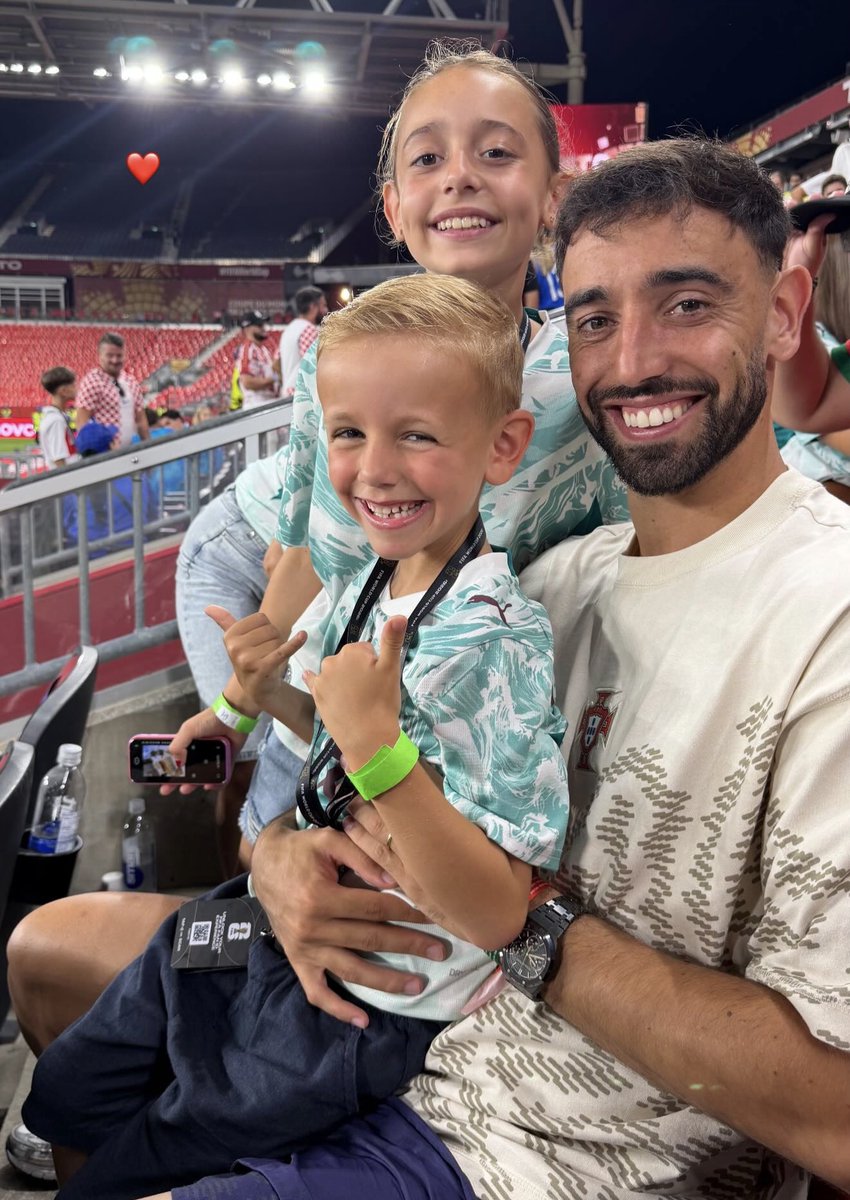 Utdtruthful's tweet photo. 📸 - Bruno Fernandes with his kids after the win against Croatia ❤️🇵🇹 https://t.co/FupaOXhVbT