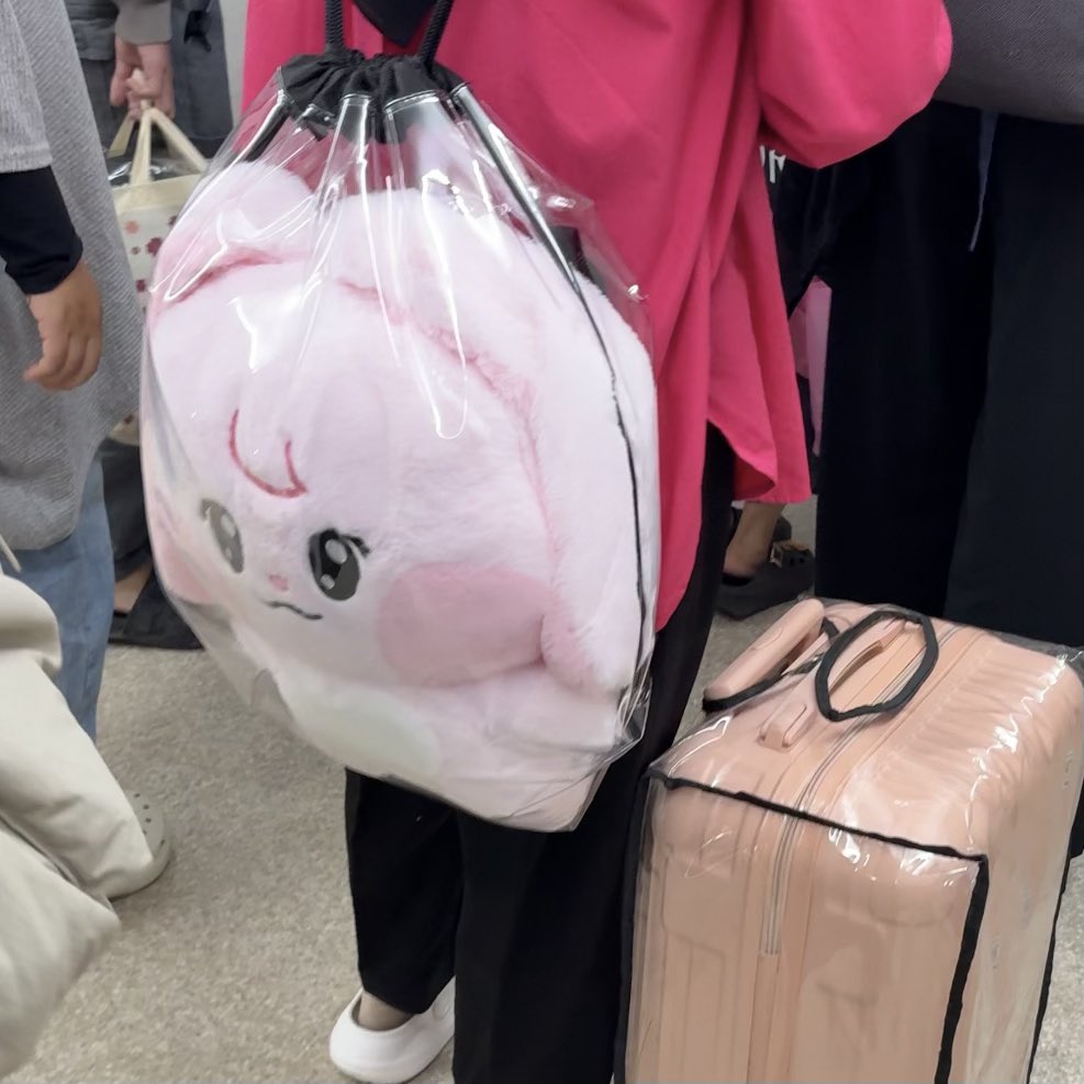 jenjaemsung's tweet photo. went to jakarta with krl &amp; i’ve seen a lot of kkyuping &amp; jjed di dalem kereta &amp; stasiun…gemes!

for example : 
izin foto kkyubrotnya ya kak🥹 https://t.co/TAYCK9QtEe