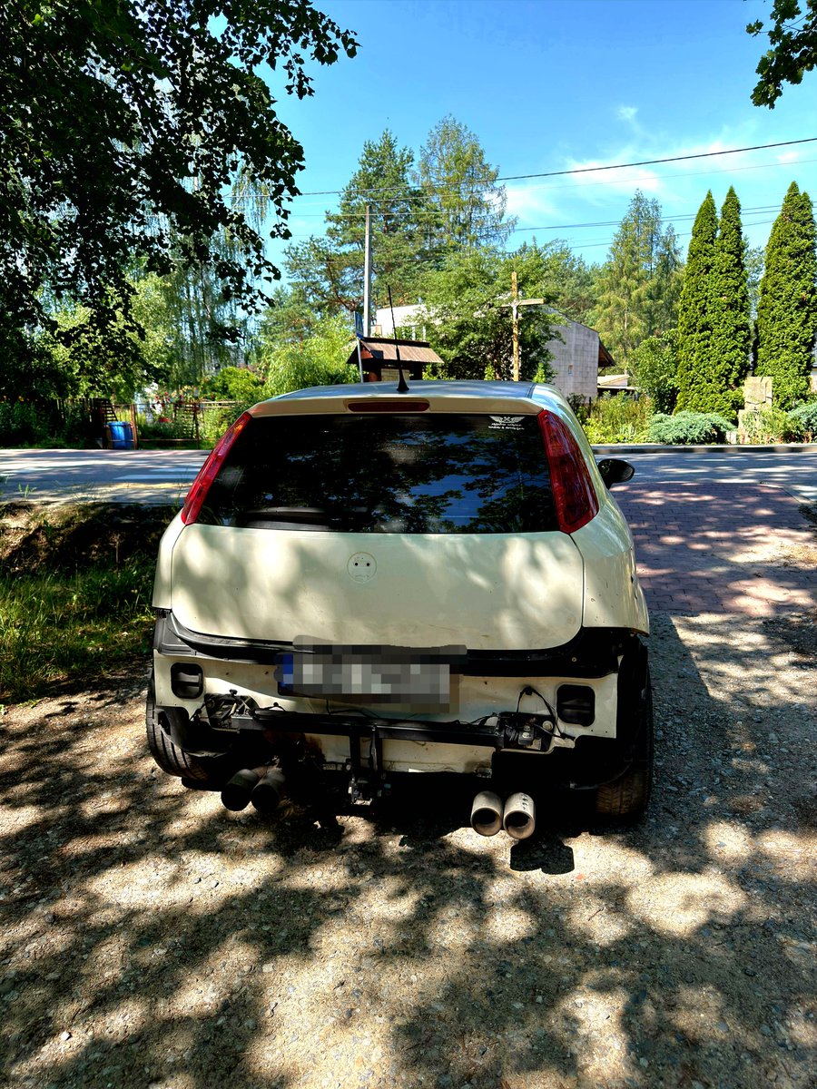 PolicjaPiasecz1's tweet photo. Przestrzeganie przepisów ruchu drogowego to nie tylko obowiązek każdego kierowcy, ale przede wszystkim troska o bezpieczeństwo własne i innych uczestników ruchu. Nawet z pozoru niewielkie zaniedbania mogą prowadzić do poważnych konsekwencji. 

Na ulicy Klonowej w Pilawie funkcjonariusze piaseczyńskiej drogówki zatrzymali do kontroli kierującego Fiatem, który przekroczył dozwoloną prędkość jazdy o 48 km/h. Szybko okazało się jednak, że to nie jedyne przewinienie 49-letniego kierowcy. Podczas kontroli policjanci ustalili, że pojazd od blisko roku nie posiadał ważnych badań technicznych, a sam stan techniczny auta również pozostawiał wiele do życzenia. W pojeździe brakowało między innymi zderzaka. Na pytanie funkcjonariuszy z czego wynika taki stan - 49-latek odpowiedział, że przy użyciu samochodu chciał usunąć korzeń drzewa. Plan jednak nie zakończył się sukcesem i zamiast pozbyć się korzenia, urwał tylny zderzak.

Mężczyzna został ukarany mandatami karnymi za przekroczenie dozwolonej prędkości, brak aktualnych badań technicznych oraz zły stan techniczny pojazdu. Policjanci zatrzymali również dowód rejestracyjny samochodu z zakazem dalszej jazdy do czasu usunięcia usterek oraz doprowadzenia pojazdu do stanu zgodnego z przepisami.

Choć historia urwanego zderzaka może wywołać uśmiech, jej finał był już zdecydowanie mniej zabawny dla samego kierującego. Przypominamy, że przepisy nie mają wyjątków dla nietypowych pomysłów, dlatego warto pamiętać, że sprawny technicznie pojazd i rozsądek za kierownicą to duet, który zawsze opłaca się bardziej niż najbardziej kreatywne wymówki.