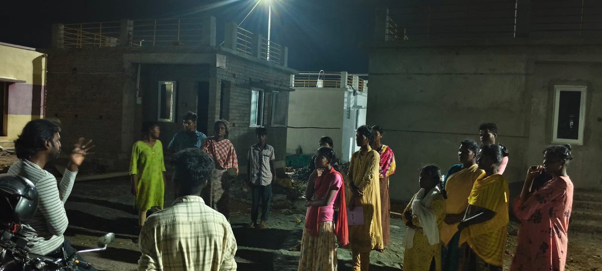 balab3's tweet photo. இருளர் பழங்குடியினர் கல்வியில் சிறக்க..

நேற்று காட்ரம்பாக்கம் கிராமத்தில் உள்ள தென்றல் நகர் இருளர் பழங்குடியினர் குடியிருப்பில், 10, 11 மற்றும் 12ஆம் வகுப்பில் பயிலும் மாணவர்களையும் அவர்களின் பெற்றோர்களையும் சந்தித்தோம்..

அவர்கள் கல்விப் பயணத்தில் எதிர்கொள்ளும் சவால்களைப் புரிந்துகொண்டு, அதற்கான தீர்வுகள், சவால்களை நேர்மறையாக அணுகும் வழிமுறைகள், கல்வியில் சிறந்து விளங்க பின்பற்ற வேண்டிய ஒழுக்கம் மற்றும் பழக்கவழக்கங்கள் குறித்து கலந்துரையாடினோம். மாணவர்களுக்கும், பெற்றோர்களுக்கும், நம்பிக்கையையும், ஊக்கத்தையும், உற்சாகத்தையும் வழங்கிய பயனுள்ள சந்திப்பாக இது அமைந்தது..

நெடும் பயணம் தொடர்கிறது..

அடுத்த கட்டமாக, இன்று இரவு மொளச்சூர் இருளர் குடியிருப்பில் மாணவர்களையும் பெற்றோர்களையும் சந்திக்க உள்ளோம்..

ஒருங்கிணைப்பு: நம்ம @KThandhoni

- பாலா, @aranvolunteers