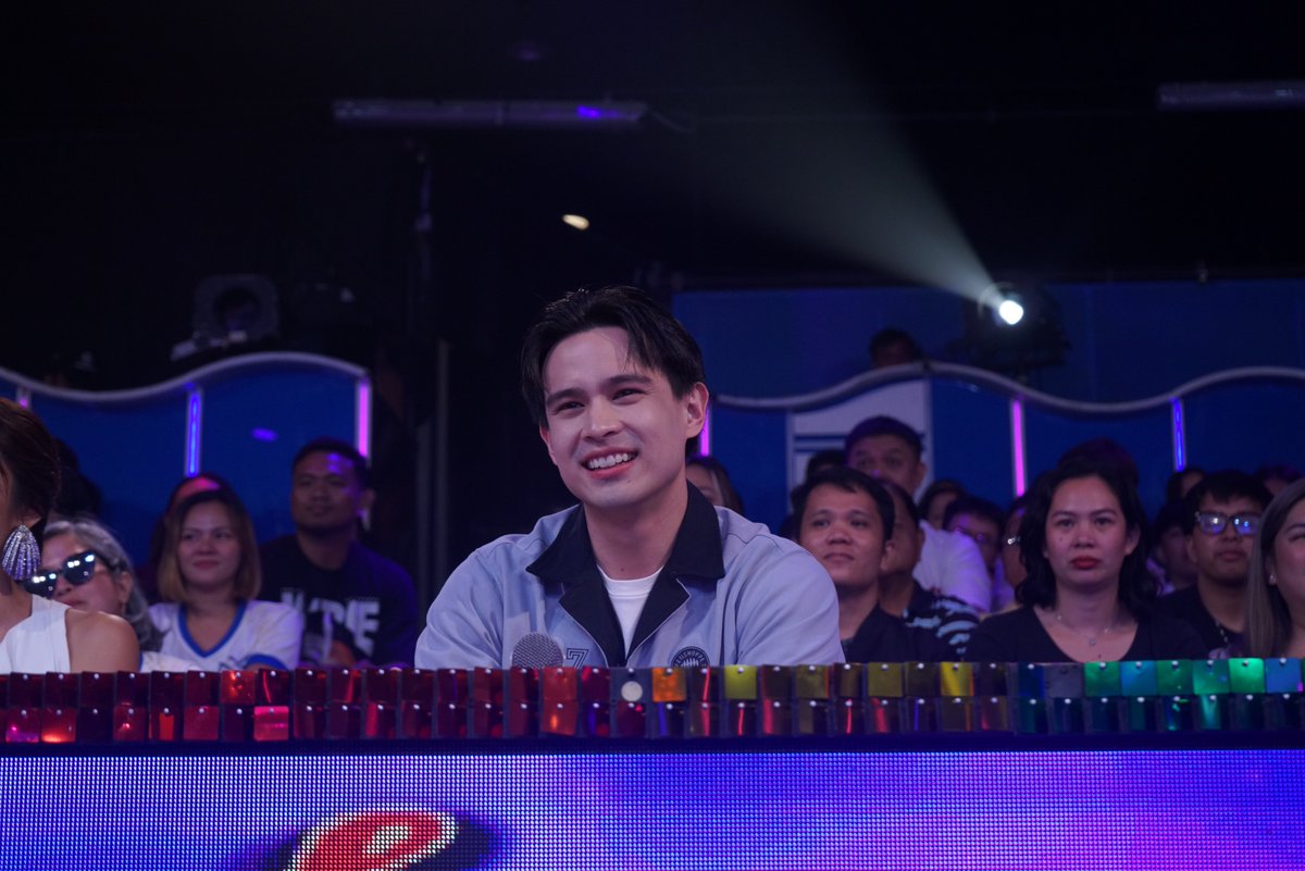 gmanetwork's tweet photo. Pwede rin po bang payakap? 😍

#ShowtimePickJuly #MissQandA
For more #ItsShowtime content, visit:
https://t.co/pNccllRyFz

#MichaelSager #BrentManalo #RalphDeLeon https://t.co/IvvNbZZFWF