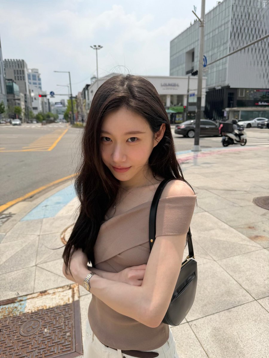 Chaeryeomng's tweet photo. Out here on the street with this off shoulder top and just chilling with my arms crossed. Hello July, what’s good? Bring on the easy summer days and all that warm glow. 🪵🌿 https://t.co/ErpRzwmJXG