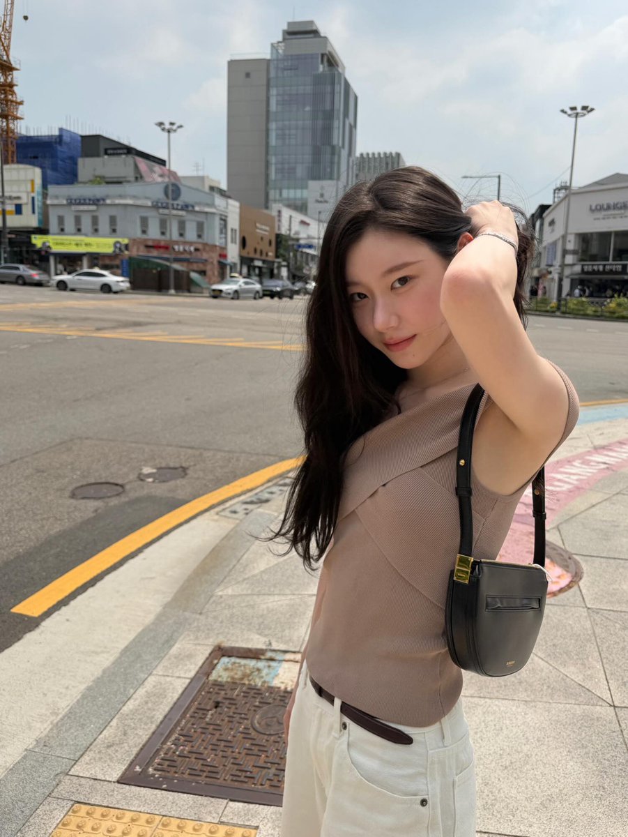 Chaeryeomng's tweet photo. Out here on the street with this off shoulder top and just chilling with my arms crossed. Hello July, what’s good? Bring on the easy summer days and all that warm glow. 🪵🌿 https://t.co/ErpRzwmJXG