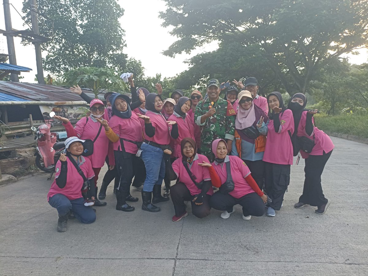 Kodim0901Smd's tweet photo. BABINSA BERSAMA DASAWISMA LAKSANAKAN GOTONG ROYONG JUMAT BERSIH https://t.co/HvXc5wgID8