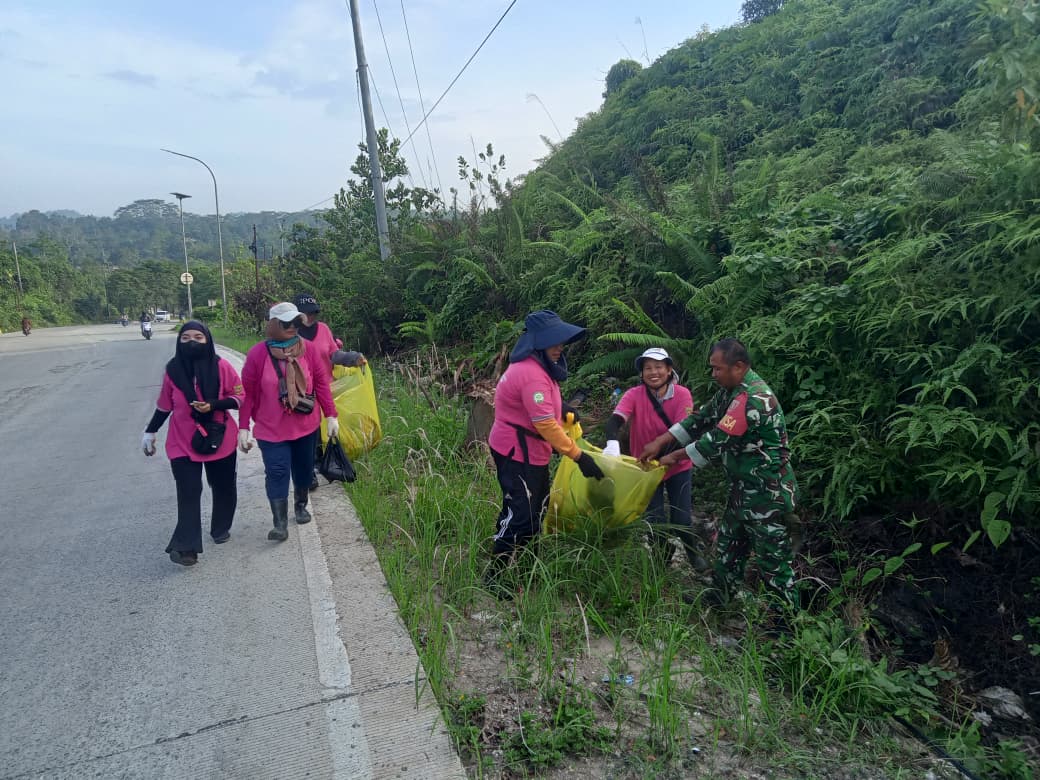 Kodim0901Smd's tweet photo. BABINSA BERSAMA DASAWISMA LAKSANAKAN GOTONG ROYONG JUMAT BERSIH https://t.co/HvXc5wgID8