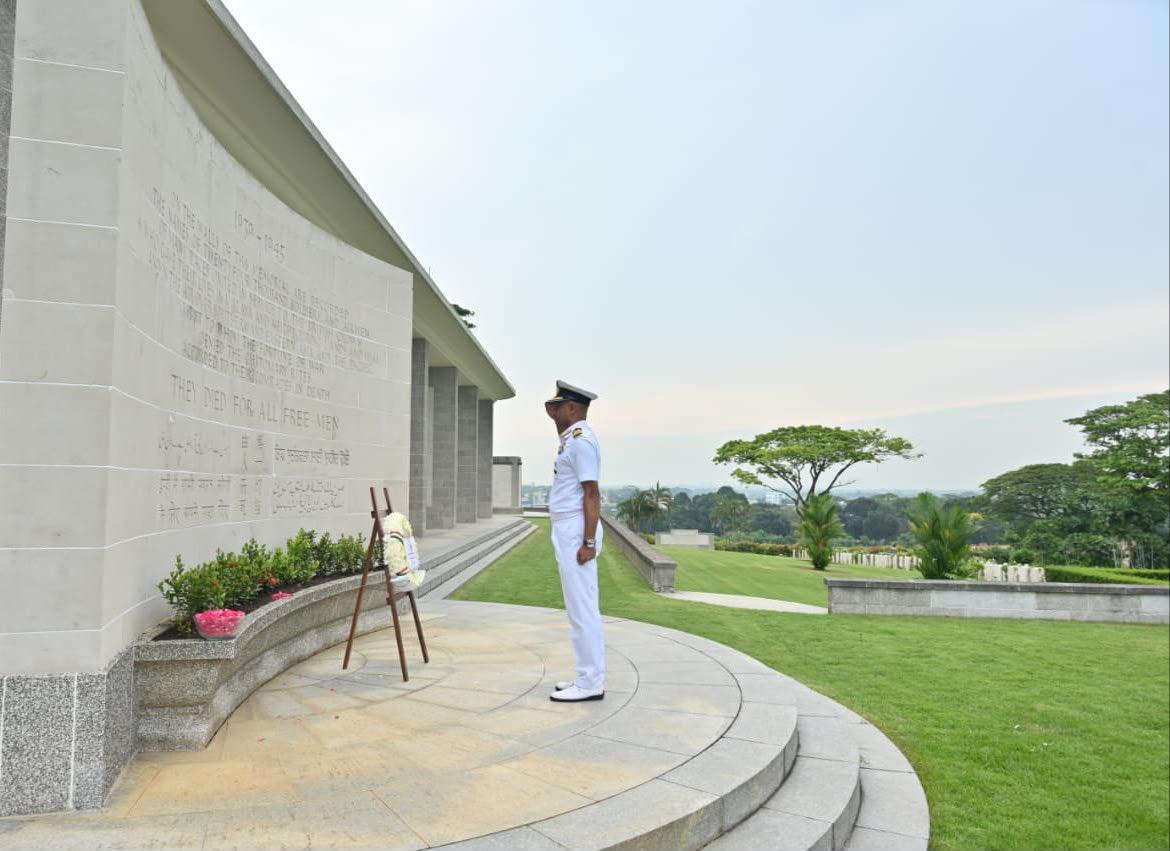 HCI_Singapore's tweet photo. #IndianNavy’s Eastern Fleet Ships visiting Singapore
🇮🇳🤝🇸🇬
#BridgesofFriendship
In a solemn ceremony, #FOCEF RAdm Alok Ananda along with the Commanding Officers of visiting #IndianNavy’s #EasternFleet ships paid homage at the Kranji War Memorial, Singapore honouring the fallen soldiers who made the supreme sacrifice defending shared values of freedom and peace.
They also interacted with Colonel Ang Chun Hou Bertram, Fleet Commander, Republic of Singapore Navy. Their discussion focused on further strengthening maritime defence partnership between #IndianNavy and #RepublicofSingaporeNavy.
#IndiaSingaporeFriendship #MaritimeCooperation #SunriseFleet #NavalPartnership