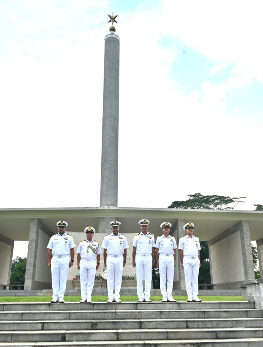 HCI_Singapore's tweet photo. #IndianNavy’s Eastern Fleet Ships visiting Singapore
🇮🇳🤝🇸🇬
#BridgesofFriendship
In a solemn ceremony, #FOCEF RAdm Alok Ananda along with the Commanding Officers of visiting #IndianNavy’s #EasternFleet ships paid homage at the Kranji War Memorial, Singapore honouring the fallen soldiers who made the supreme sacrifice defending shared values of freedom and peace.
They also interacted with Colonel Ang Chun Hou Bertram, Fleet Commander, Republic of Singapore Navy. Their discussion focused on further strengthening maritime defence partnership between #IndianNavy and #RepublicofSingaporeNavy.
#IndiaSingaporeFriendship #MaritimeCooperation #SunriseFleet #NavalPartnership
