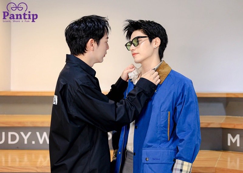 so_sud9797's tweet photo. ประทับใจอะไรในกันและกัน 🤍

อัพ : ก็ยังเหมือนเดิม คือความตั้งใจ เขาเต็มที่กับการทำงานทุกครั้งที่เจอกัน ไม่ว่าจะป่วย จะเป็นอะไรก็ตามจะปวดท้อง จะท้องเสีย จะตากุ้งยิงก็ตาม เขายังเต็มที่กับงานทุกครั้ง ผมว่ามันเป็น quality ที่หายาก แล้วผมยึดมั่นกับสิ่งนี้มาก 

ภูมิ : ผมรู้สึกว่าพี่เป็นคนเก่งมากๆ ก็ดีใจที่ทำงานกับพี่ เหมือนช่วงแรกๆ นอกเหนือจากเรื่องงานก็จะได้พี่อัพนี่แหล่ะครับ ที่คอยแนะนำผมตลอด ว่ามันควรเป็นไปในทิศทางไหน 

อัพภูมิ พาร์ทเนอร์ที่ให้เกียรติกันเสมอ

อัพ : ตลอด 3-4 ปีที่ผ่านมา เราไม่เคยทะเลาะหรือไม่เข้าใจกันเลย เพราะ

ภูมิ : หนึ่ง เราให้เกียรติกัน

อัพ : อะถูกต้อง เราให้เกียรติกันและให้พื้นที่ส่วนตัวของกันและกันเสมอ เพราะว่าผมเชื่อว่า Private space มันเป็นสิ่งที่สำคัญ เราก็เลยต้องให้พื้นที่ของกันและกัน แล้วเราก็เคารพซึ่งกันและกัน ผมรู้สึกว่าการเคารพกันอะเป็นสิ่งที่สำคัญอยู่แล้วไม่ว่าจะกับใครก็ตาม พอเราเคารพกันมันก็ทำให้การทำงานหรือว่าทุกอย่างมันโฟลว์มากๆ ขึ้นกว่าเดิมครับ

ภูมิ : ผมรู้สึกว่าคนสองคน ไม่มีใครเหมือนกันทุกอย่าง ต่างคนต่างความคิด เพราะฉะนั้นเราก็ต้องให้เกียรติความคิดของกันและกัน อะไรตรงกลางได้เราก็ตรงกลางครับ 

#PantipxUpPoom 
#WeTVth
@uppoompat
@poompps
@LoveofSilom
