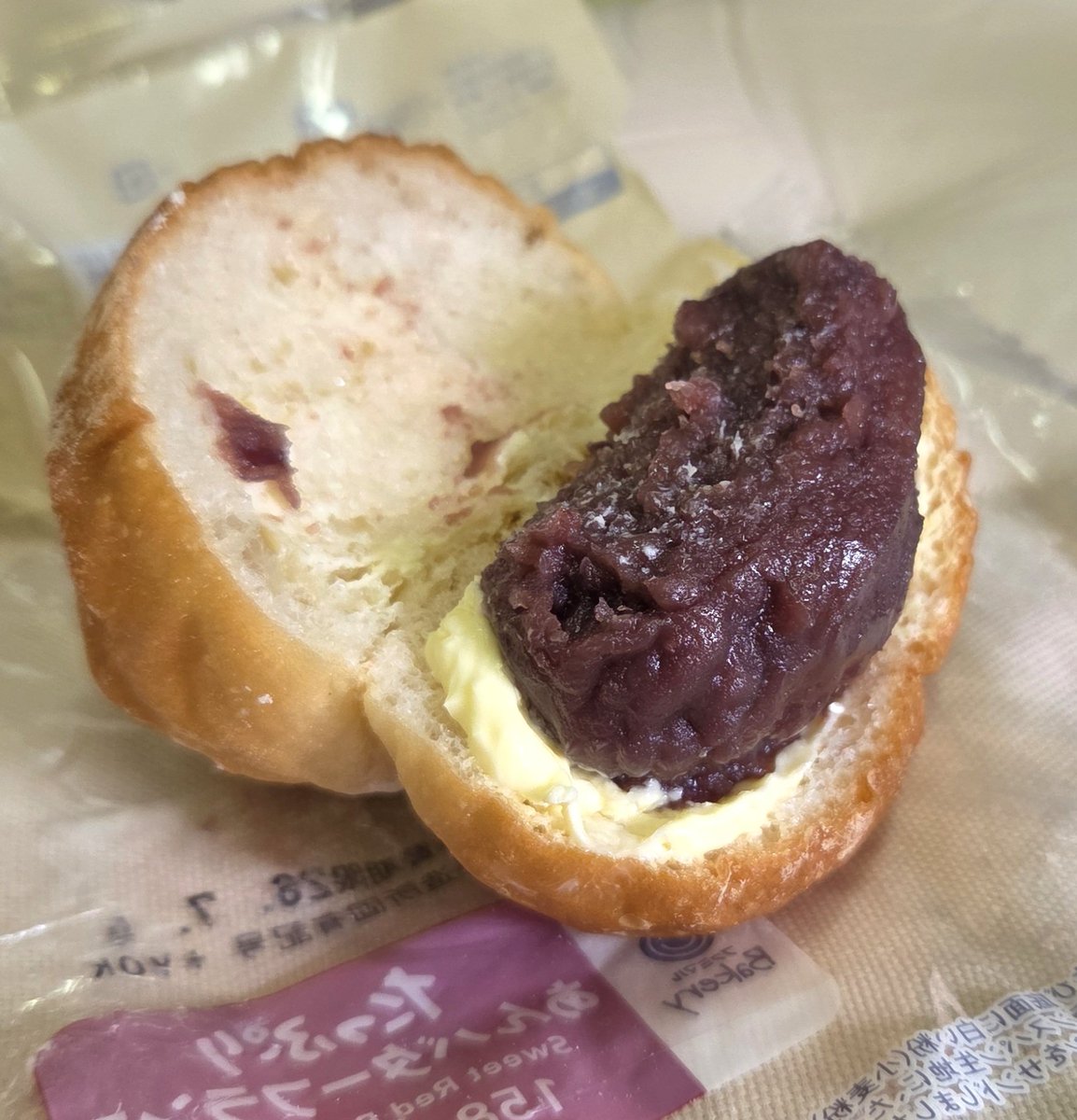 504apriori's tweet photo. ファミリーマート
「たっぷり あんバターフランス」
表面こんがり中しっとりもちもちでソフトな弾力のフランスパン生地に、こんもり盛られた粒のしっかりしたアッサリめのつぶあんの甘みと、バター入りマーガリンの塩気と油分が絡み合って、生地の弾力とつぶあんの食感が際立つ完成度の高い商品 https://t.co/W8BayhENiz