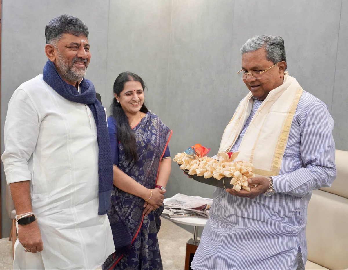 DKShivakumar's tweet photo. ಕರ್ನಾಟಕದ ಮುಖ್ಯಮಂತ್ರಿಯಾಗಿ ಒಂದು ತಿಂಗಳ ಸೇವೆಯನ್ನು ಪೂರ್ಣಗೊಳಿಸಿದ ಅಂಗವಾಗಿ ಇಂದು ಕುಟುಂಬದೊಂದಿಗೆ ಮಾನ್ಯ ಶ್ರೀ ಸಿದ್ದರಾಮಯ್ಯ ಅವರನ್ನು, ಅವರ ಅಧಿಕೃತ ನಿವಾಸ ಕಾವೇರಿಯಲ್ಲಿ ಭೇಟಿ ಮಾಡಿ ಆಶೀರ್ವಾದವನ್ನು ಪಡೆದುಕೊಳ್ಳಲಾಯಿತು. 

ಶ್ರೀ ಸಿದ್ದರಾಮಯ್ಯನವರ ದೂರದೃಷ್ಟಿಯ ನಾಯಕತ್ವ, ಅಪಾರ ಆಡಳಿತ ಅನುಭವ ಹಾಗೂ ನಾಡಿನ ಜನರ ಅಭಿವೃದ್ಧಿಯತ್ತ ಅವರ ಅಚಲ ಬದ್ಧತೆ ನಮ್ಮ ರಾಜ್ಯದ ಪ್ರಗತಿಯ ಪಯಣಕ್ಕೆ ಸದಾ ಬಲ ತುಂಬಲಿದೆ. ರಾಜ್ಯದ ಸಮಗ್ರ ಅಭಿವೃದ್ಧಿ, ಜನಕಲ್ಯಾಣ ಮತ್ತು ಸುಭದ್ರ ಭವಿಷ್ಯ ನಿರ್ಮಾಣಕ್ಕೆ ಸಿದ್ದರಾಮಯ್ಯನವರ ಮಾರ್ಗದರ್ಶನ ಮತ್ತು ಆಶೀರ್ವಾದವು ಸದಾ ಪ್ರೇರಣೆಯಾಗಿದೆ.

ಶ್ರೀ ಸಿದ್ದರಾಮಯ್ಯನವರ ಆಶೀರ್ವಾದ ಮತ್ತು ನಿರಂತರ ಮಾರ್ಗದರ್ಶನಕ್ಕೆ ಹೃತ್ಪೂರ್ವಕ ಕೃತಜ್ಞತೆಗಳನ್ನು ಸಲ್ಲಿಸುತ್ತೇನೆ.

As I complete one month in office as the Chief Minister of Karnataka, I had the privilege of calling on Shri @siddaramaiah avaru along with family. 

Shri Siddaramaiah’s leadership, experience and enduring commitment to the people of Karnataka have strengthened our state’s development journey. I value his guidance and blessings as we continue working with dedication to build a stronger, more progressive Karnataka.

Grateful for his blessings and continued guidance.
