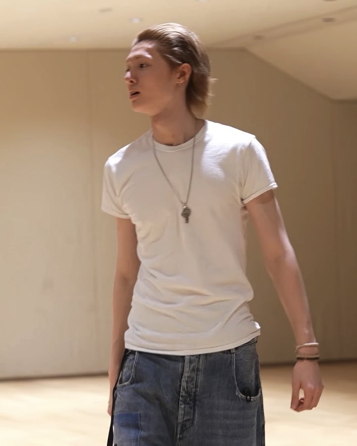 martincafes's tweet photo. this look went platinum in coertwt for the whole month of february https://t.co/JASk7BoCqc