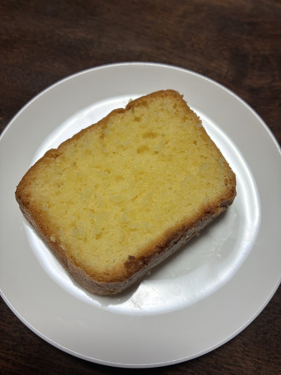 ice_era_R's tweet photo. ……という話を聞いたのでパウンドケーキで試してみたのだが(いつもの手順＋準備段階で小麦粉100gをどんぶりに入れて600wで1分加熱した)、確かに食感かなり良くなってる。ふわっとした感じに……すげえ！ https://t.co/UjvGKkf8b4