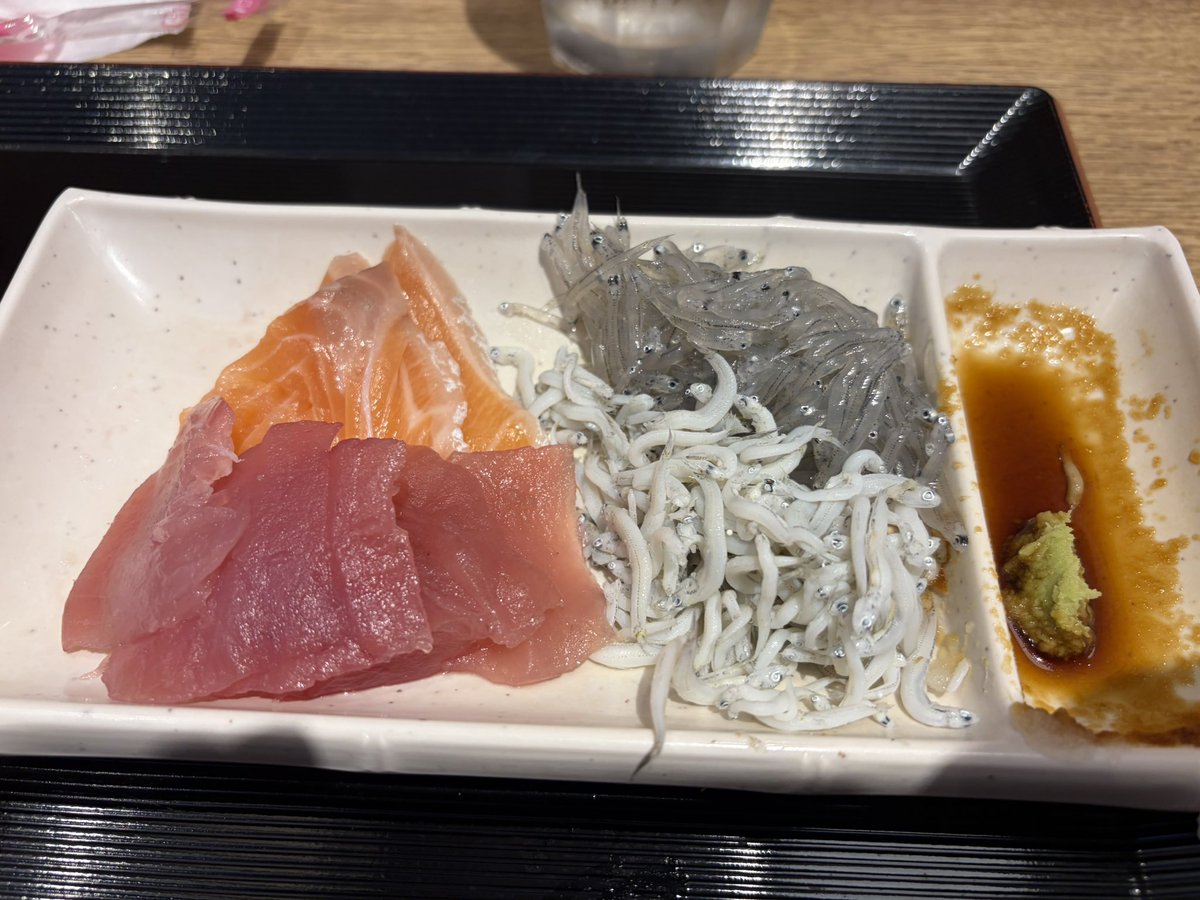 egulive1's tweet photo. どこかのムスカさんが紹介していたレクトの刺身食べ放題へ。
生シラスのほかに数種類のお刺身、魚の惣菜、ご飯味噌汁が食べ放題で30分1780円or50分2480円。
30分でもお腹いっぱいになりました https://t.co/xyNL23tN30