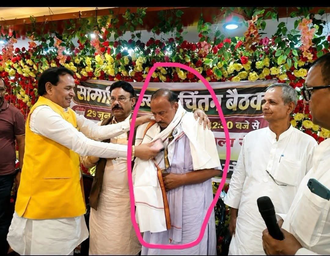 Youth_Army_IN's tweet photo. ये है इनकाउंटर में मारे गए #प्रिंस_कुशवाहा  के पिता जी, जब प्रिंस कुशवाहा का इनकाउंटर हुआ था तब ये शव लेने से मना कर दिये थे और कहे थे कि वो क्रिमिनल था उससे मेरा कोई रिश्ता नाता नहीं है। ये होती है, सच्चाई ईमानदारी देशभक्ति समाज भक्ति। 
भाजपा के वरिष्ठ नेता एवं चारों सदन के सदस्य पूर्व केंद्रीय मंत्री:- #नागमणि_कुशवाहा_जी एवं जदयू के वरिष्ठ नेता एवं पूर्व सांसद, पूर्व मंत्री:- #महाबली_सिंह ने अंग वस्त्र देकर सम्मानित किया। और ऐसे पिता पर भी गर्व होनी चाहिए,अगर नालायक पुत्र निकल जाए, तो पिता का भी फर्ज बनता है वैसे पुत्र को त्याग देना चाहिए। जो इन्होंने कर दिखाया।अपने पुत्र का डेट बॉडी लेने से भी इनकार कर दिये 
सलाम है ऐसे पिता को जो इतना बड़ा दिल दिखाये और गलत को गलत कहे। 

क्योकि मौर्यो मे न्यायिक चरित्र होता है ।