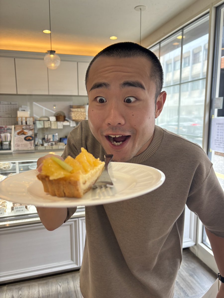 antarkb's tweet photo. #ザ・ロー���ングモンキー のムサシくん、駅から５分のところにある「アクアテラス」🧀🍰というパンとケーキのお店に！人気のクロワッサン🥐は１０分で完売だとか。甘い物大好きなムサシくん、タルトが食べたいとリクエストしたら、パッパと作ってくれました。#あんた https://t.co/AoYeYxqauQ
