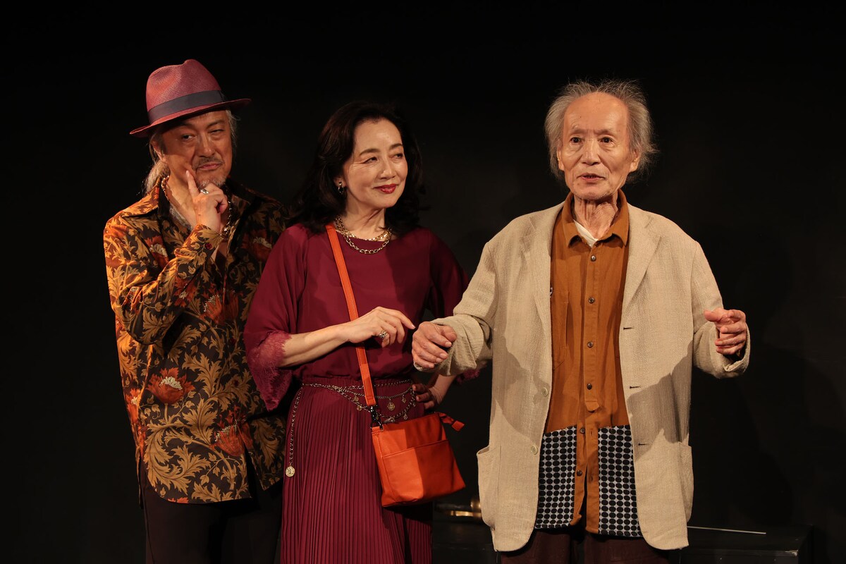 stage_natalie's tweet photo. 川村毅＆小林勝也「路上」シリーズ最新作が開幕、千葉哲也・占部房子らが丁々発止の掛け合い見せる（舞台写真 / コメントあり）
https://t.co/yfGaf8mejM https://t.co/M72r8mb8Qu
