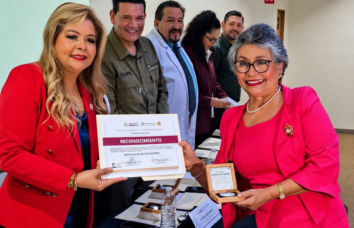 HGC_Hospital's tweet photo. Martina Alarcón Ramírez no sólo suma 55 años de servicio: representa casi seis décadas de entrega a la salud pública de Sinaloa. Recorrió comunidades, llevó vacunas donde nadie más llegaba y fue protagonista de las campañas que cambiaron miles de vidas Orgullo de IMSS-Bienestar💙 https://t.co/sL7rza23bB