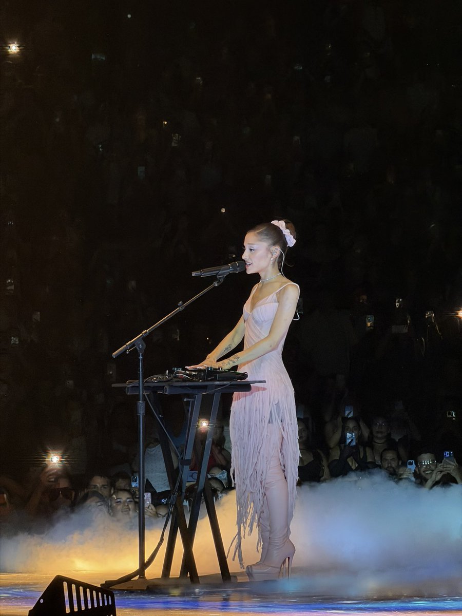 aquisandrax's tweet photo. Ariana Grande en el concierto de hoy de Florida by my iPhone✨🧚 https://t.co/rLcFZZHfu2
