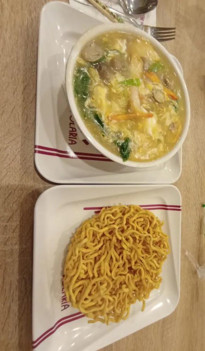 Pistachiojingga's tweet photo. Hack makan di SOLARIA, bisa dapet banyak 

1. Pesan Nasi Goreng + Nasi Bistik (tapi nasinya dicoret, ntr dapet 2 bistik tapi nambah 10k) 
2. Pesan I Fu Mie tapi kuahnya dipisah, jadinya dapet banyak
3. Pesan 1 teh hangat + 2 gelas es batu, jadinya bisa 2 es teh

Yuk cobain 👌 https://t.co/qytVkc9U38