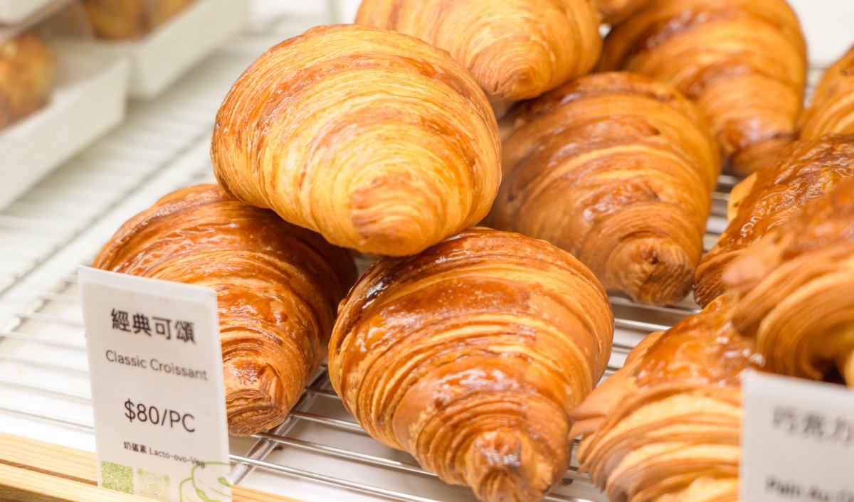 NewTaipeiGov's tweet photo. 🥐Follow the scent of cinnamon to this bakery in #Yingge Old Street. Soft, fluffy cinnamon rolls pair perfectly with classic or tangy lemon cheese frosting, while the almond cream and peanut chocolate croissants are buttery, flaky, and simply irresistible. #NewTaipei #SanyingLine https://t.co/0kvdxfTCDB