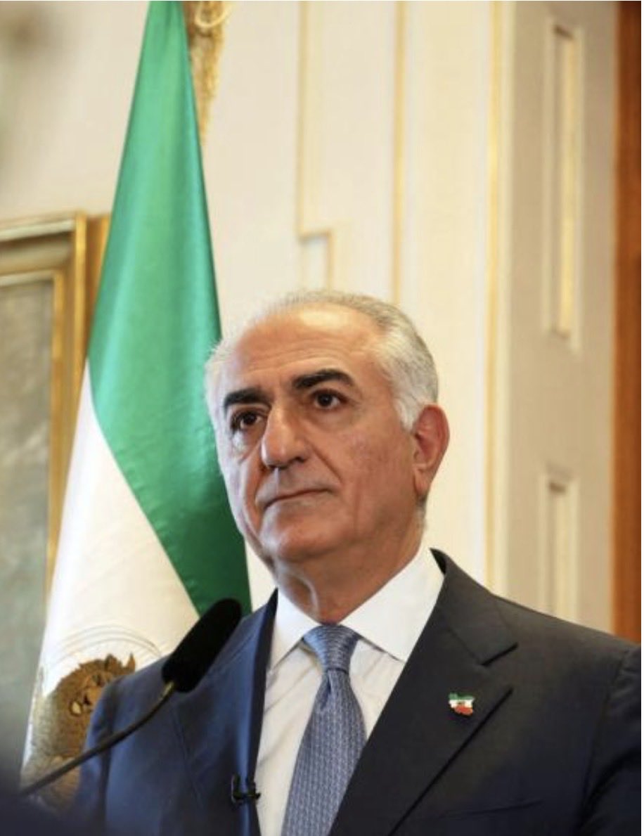 ShahramMakoui48's tweet photo. من بعنوان یک سربازصفر 
از اعلیحضرت استدعا و خواهش میکنم

تشکیل «دولت موقت انتقالی ایران» با ریاست و رهبری خودشان را از هم اینک آغاز بکنن و منتظر این نمانیم تا:
«اول براندازی بشود تا ما بعدش این دولت را تشکیل بدهیم»

👈هم اینک اکثریت مطلق ملت ایران از این دولت پشتیبانی خواهند کرد https://t.co/Rt2sf2fnth
