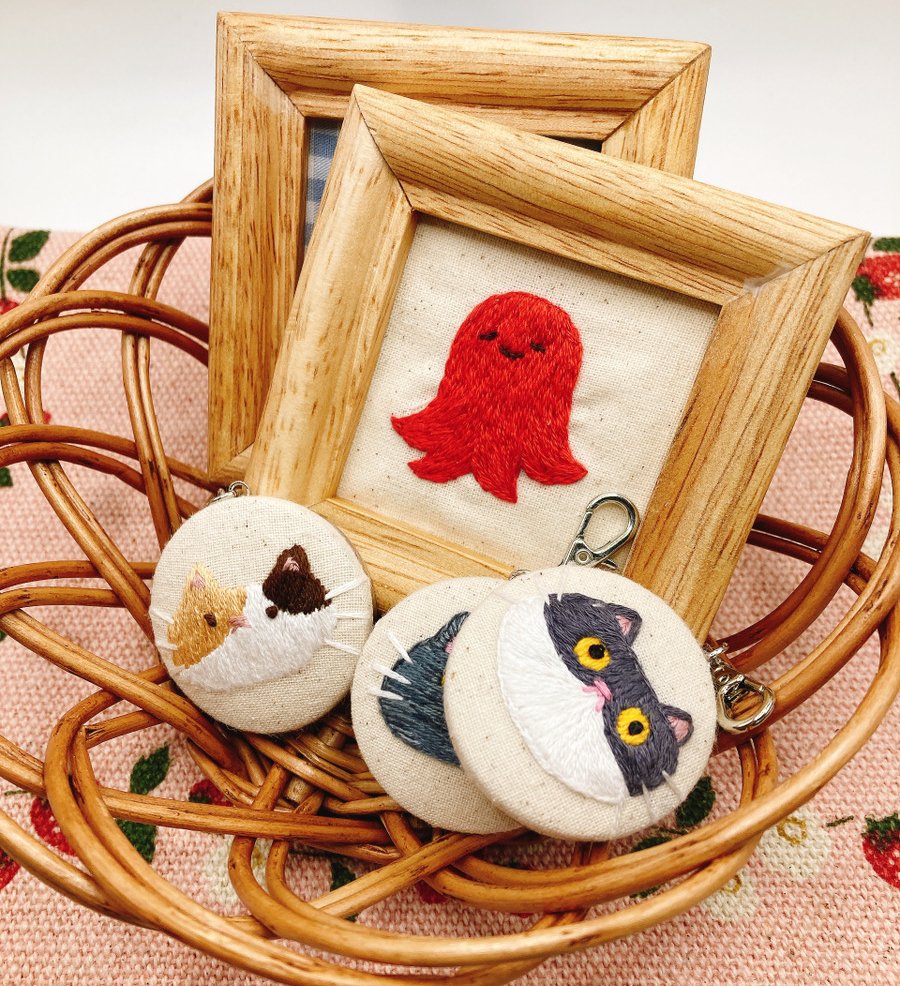 merimero_od's tweet photo. お疲れ様です、メリメロです！

刺繍作品の新作を紹介！
7月のイベントで刺繍キーホルダーを出品します🐱
猫ちゃんそれぞれ種類もお顔も微妙～に異なりますので、ぜひお手に取ってご覧ください✨
#就労継続支援 #B型事業所 #札幌 #handmade 
#ハンドメイド #ハンドメイドアクセサリー 
#刺繍 https://t.co/pNb989H7ky