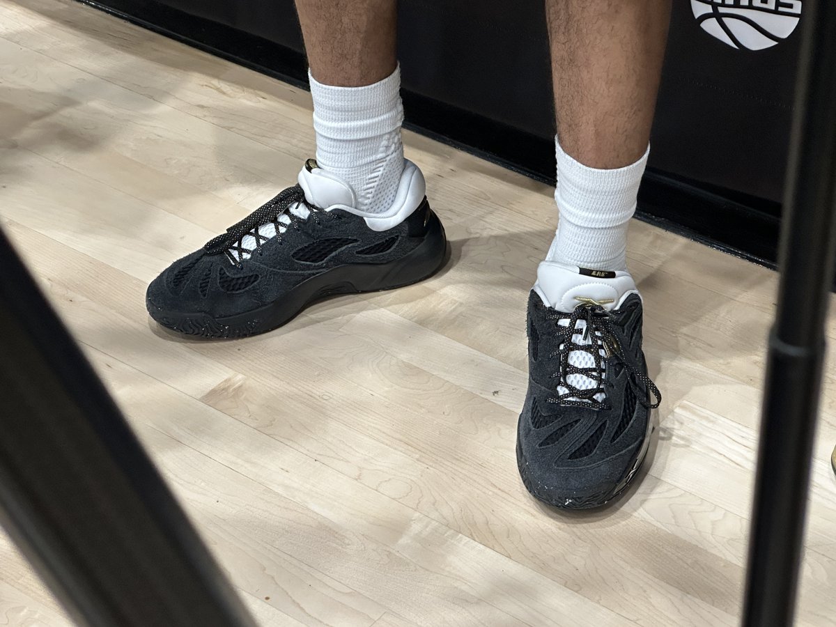 ChrisMWatkins's tweet photo. Not super well versed in the Reebok space, so I’m not sure what Darius Acuff Jr. had rockin on his feet today. 

CC: @NickDePaula https://t.co/j9d7tJWXqt