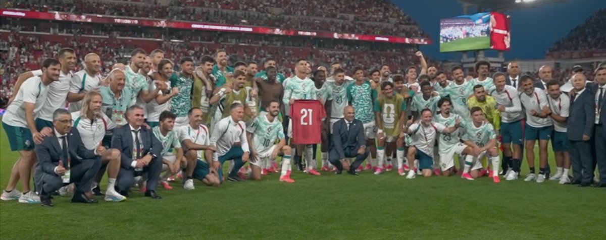 Watch_LFC's tweet photo. The entire Portugal squad paying tribute to Diogo Jota after their win against Croatia, on the anniversary of his passing ❤️ https://t.co/MiQVvSxjWa