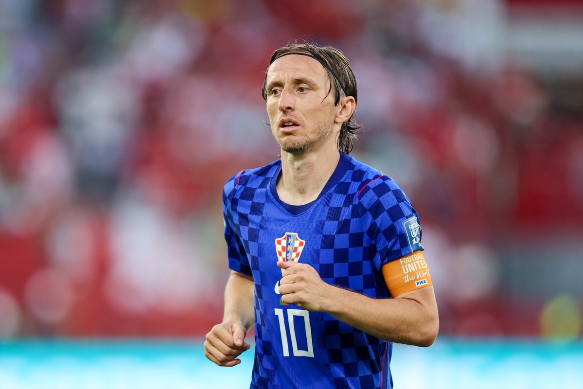 _BeFootball's tweet photo. 40 ans et Modric 🇭🇷 vient de réciter son football à Vitinha 🇵🇹, le meilleur milieu du foot actuel 😭😭

P*tain mais joue jusqu’à 50 ans pitié https://t.co/xJITOeyPQi