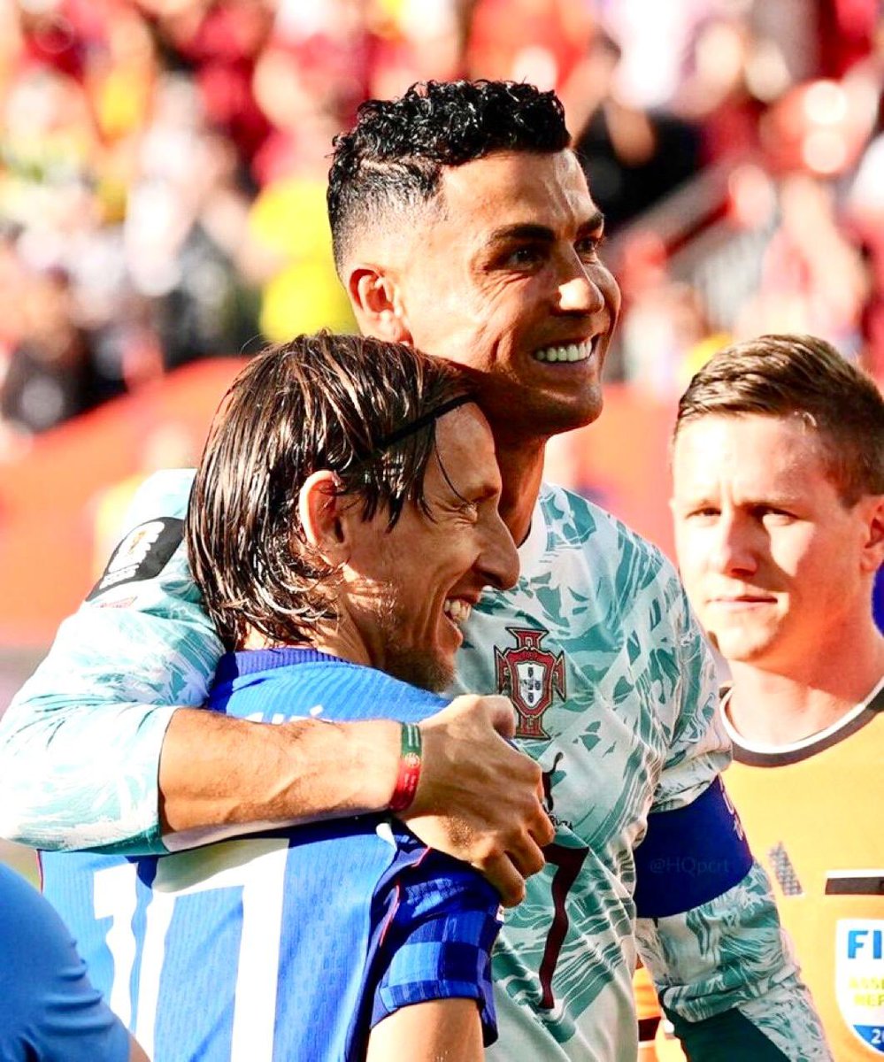 joserra_espn's tweet photo. ¡EL ÚLTIMO ABRAZO EN CANCHA DE ESTAS DOS LEYENDAS! https://t.co/WiKcpx5QgS