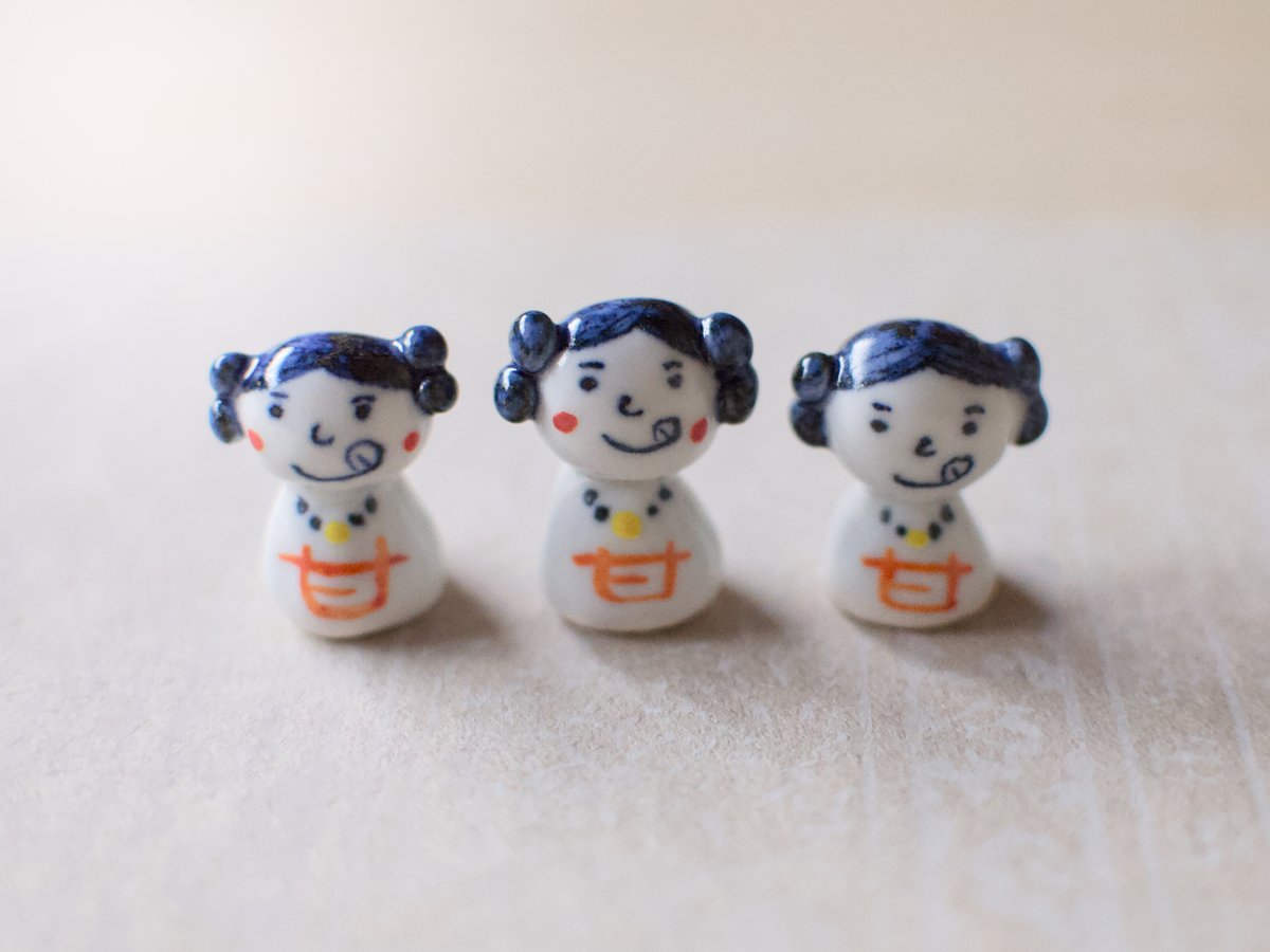 koyoido's tweet photo. 甘い出会いを招くお菓子の神様「田道間守（たじまもり）」。おやつの時間を忘れぬようテーブルにちょこんと。常世の国から橘を持ち帰り菓祖となった話にちなんで、今年から黄色のチャームを添えました。

「甘党市」の器たちは、noteにてまとめております。

https://t.co/TnFgdvpbRB https://t.co/60aTfFriF5