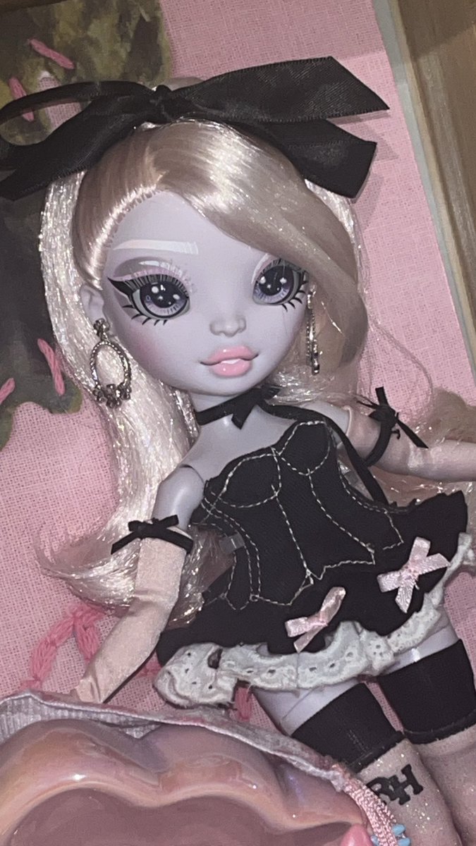 Tonyygaxiola's tweet photo. in honor of rh dying, imma start posting my fav girls starting with this masterpiece of a doll Karla. She only had one release, no promo, just smth cute for the fans and she devoured. Shes gonna be engraved in doll herstory im so serious https://t.co/wmJvWunttV
