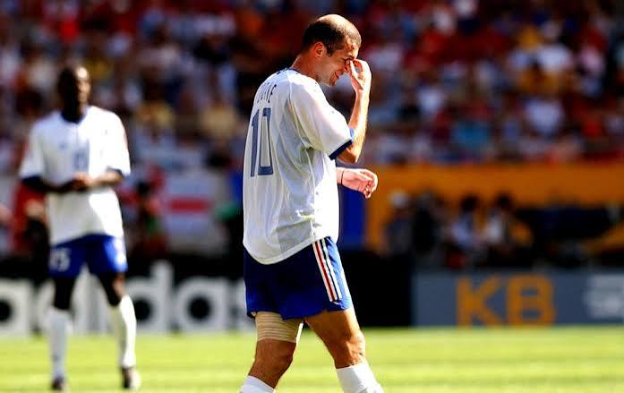 arthurgarbuio's tweet photo. Parece inacreditável, mas TODA seleção que eliminou ou venceu o Brasil desde 1998 nas Copas do Mundo (Exceto os Países Baixos em 2010) não passou das oitavas de final ou, em casos mais graves, NÃO FOI PARA A COPA.

Exemplos:

🇫🇷 1998: (🇳🇴) Noruega venceu o Brasil na fase de grupos por 2 a 1 e não conseguiu se classificar para a Copa de 2002; (🇫🇷) França venceu o Brasil na final por 3 a 0 e foi eliminada na fase de grupos na Copa de 2002.

🇩🇪 2006: (🇫🇷) França venceu o Brasil nas quartas de final por 1 a 0 e foi eliminada na fase de grupos na Copa de 2010 em uma campanha extremamente vergonhosa.

🇧🇷 2014: (🇩🇪) Alemanha cometeu o 7 a 1 na semifinal contra o Brasil e foi eliminada na fase de grupos na Copa de 2018; (🇳🇱) Países Baixos/Holanda venceu o Brasil na disputa de terceiro lugar por 3 a 0 e não se classificou para a Copa de 2018.

🇷🇺 2018: (🇧🇪) Bélgica elimina o Brasil nas quartas de final por 2 a 1 e, na Copa de 2022, é eliminada na fase de grupos.

🇶🇦 2022: (🇭🇷) Croácia elimina o Brasil nas quartas de final nas penalidades e, na copa seguinte, passa da fase de grupos no sufoco mas não se classifica para as oitavas de final ao ser eliminada para Portugal no último minuto e sem ir para a prorrogação, com direito a gol croata anulado após quase quatro minutos de paralisação. ("Faltava quatro minutos")

"Ninguém morre nos devendo"?