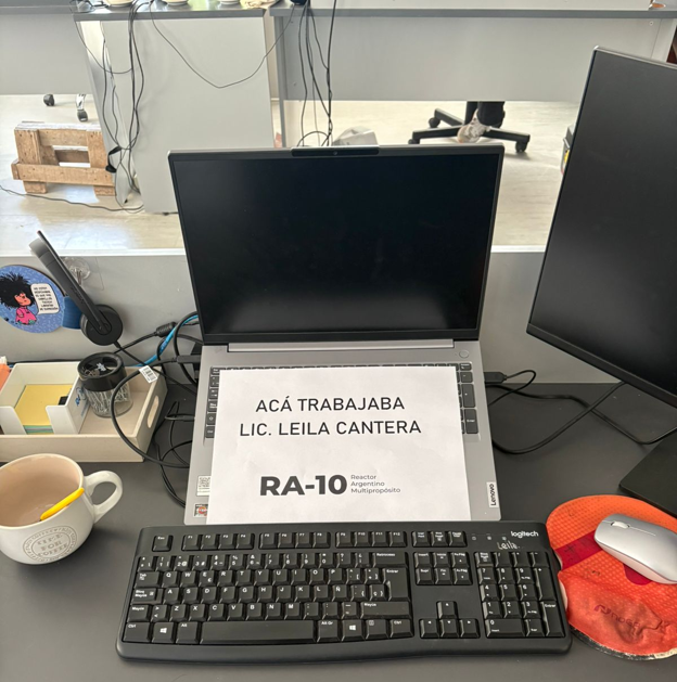 hernanletcher's tweet photo. DESMINTIENDO LOS ARGUMENTOS DEL GOBIERNO RESPECTO DE LA CNEA

1. “Los que despedimos eran administrativos” FALSO

🔸Paula Alderete: operadora del único microscopio electrónico de barrido con acreditación en normas ISO 9001 e ISO 17025 del país.
 
🔸El doctor en física Nahuel Vega relata “Cada vez que ofrecemos un servicio a industrias automotrices, la dependencia que coordina todo eso, depende de una persona que la echaron, no se como vamos a seguir trabajando” (https://t.co/s1aKQPZ7jC)

🔸Echaron al subgerente de la regional noroeste, a especialistas en compras de insumos muy específicos y trabajadores dedicados a la producción de radioisótopos. 

🔸A personal de la Fundación Balseiro que gestionaba los recursos que surgen de los servicios que brindan las instituciones de Ciencia y Tecnología al sector privado. 

🔸También echaron alrededor de 10 trabajadores del sector del CAREM. Esto desarma los grupos de ingeniería dedicados a resolver los problemas en su construcción.