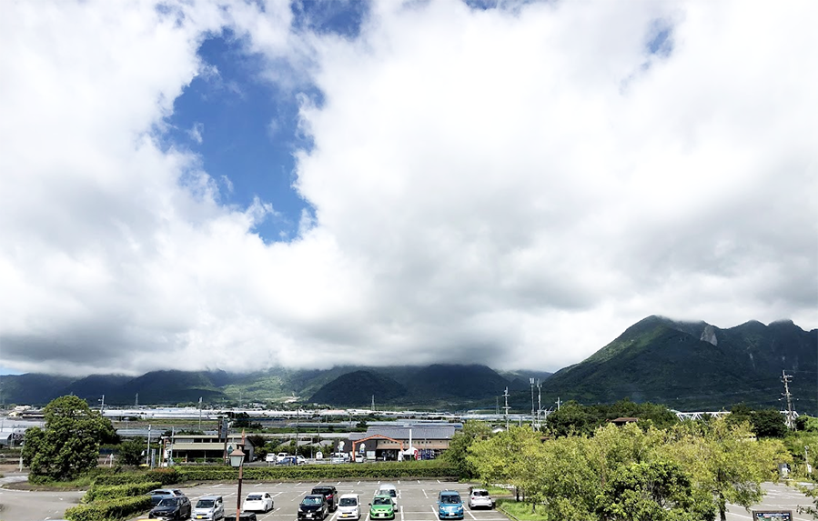 ccshimabara's tweet photo. おはようございます
今週末は 天気が良くなさそうな島原半島
そして来週 いよいよ気温 30度を超えそう
長崎県の観測史上最高気温は 2024年8月4日に #島原市 で観測された 39.2℃ これは（38.8℃）を約15年ぶりに更新
今年も暑くなりそうです #長崎の変

画像は #南島原市 の道の駅より雲仙普賢岳を望む https://t.co/v1TEcrIEYM