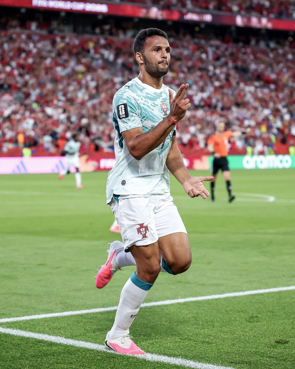 giraltpablo's tweet photo. "Siempre que necesiten marcar en los últimos minutos, pueden llamarlo a Gonçalo Ramos".

✍️ Firma: GONÇALO RAMOS. https://t.co/lkQQat40RE