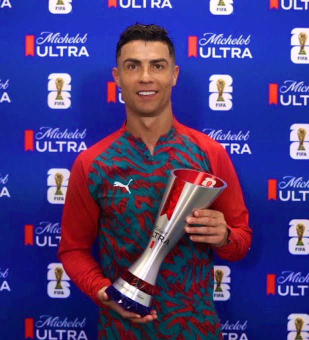 FutboolFichajes's tweet photo. 🌟🇵🇹  La foto de toda la vida, Cristiano Ronaldo MVP. https://t.co/weWjhXTmgO