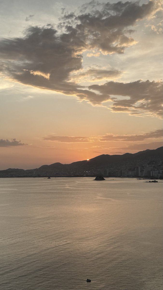 Lamasfelizz's tweet photo. La foto de hoy desde La Bahía más Bella del Mundo! Acapulco. https://t.co/J2u6BaCiS0
