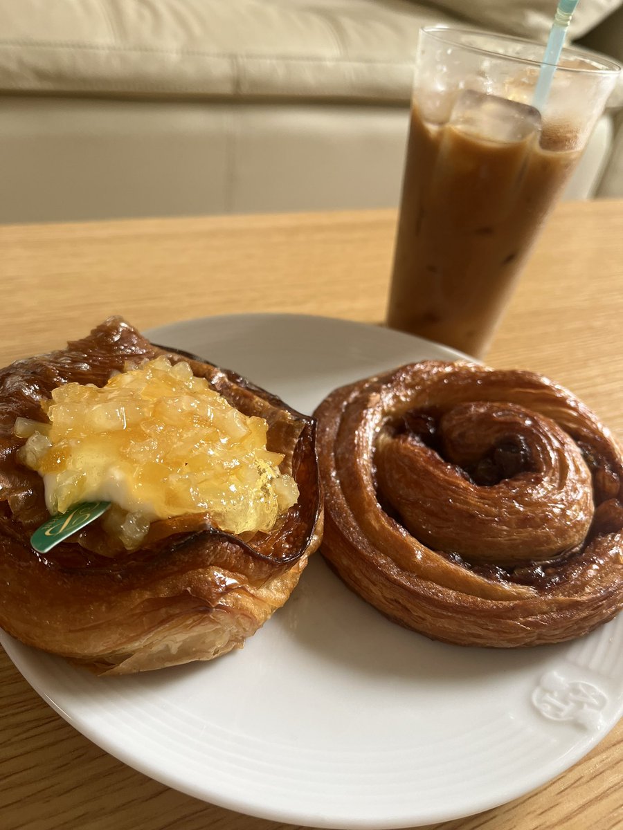 p55692's tweet photo. バター染み染みのパンオレザンに依存してる日々
そういえば膝に猫抱きながら
パンとかお菓子食べてたなぁ

あの時間は戻ってこない
幸せってこういう何気ない日常なんだ
なぁ https://t.co/GNjPmcjb0o