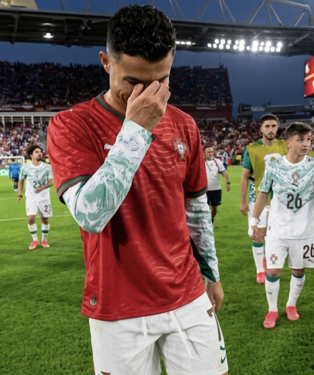 it_Rutie's tweet photo. Cristiano Ronaldo wears Diogo Jota’s jersey in tribute and breaks down in tears. 🥺 https://t.co/Jahb5WPR12