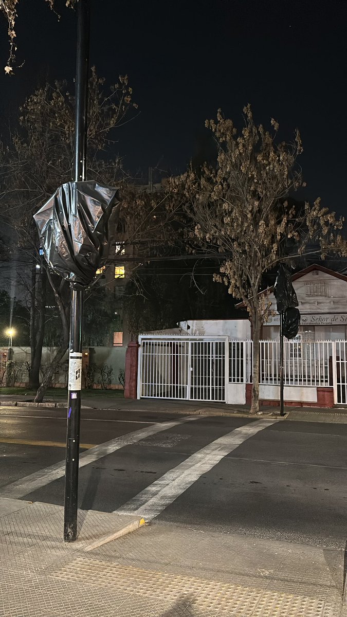 Francienta's tweet photo. Nuevamente semáforos que no funcionan en @Muni_provi. Tío @jaimebellolio es urgente que esto no quede así. https://t.co/n388HiEnda