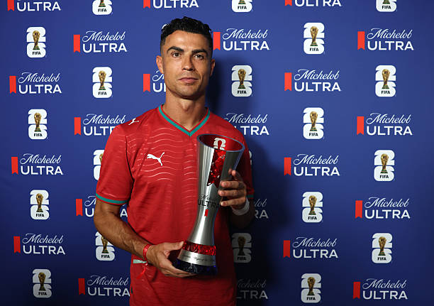 EPLworld's tweet photo. 🔔🔔🔔 

كريستيانو رونالدو يتسلم جائزة الفيفا لأفضل لاعب في لقاء البرتغال وكرواتيا ⭐🇵🇹 https://t.co/Ljb2DeWykq