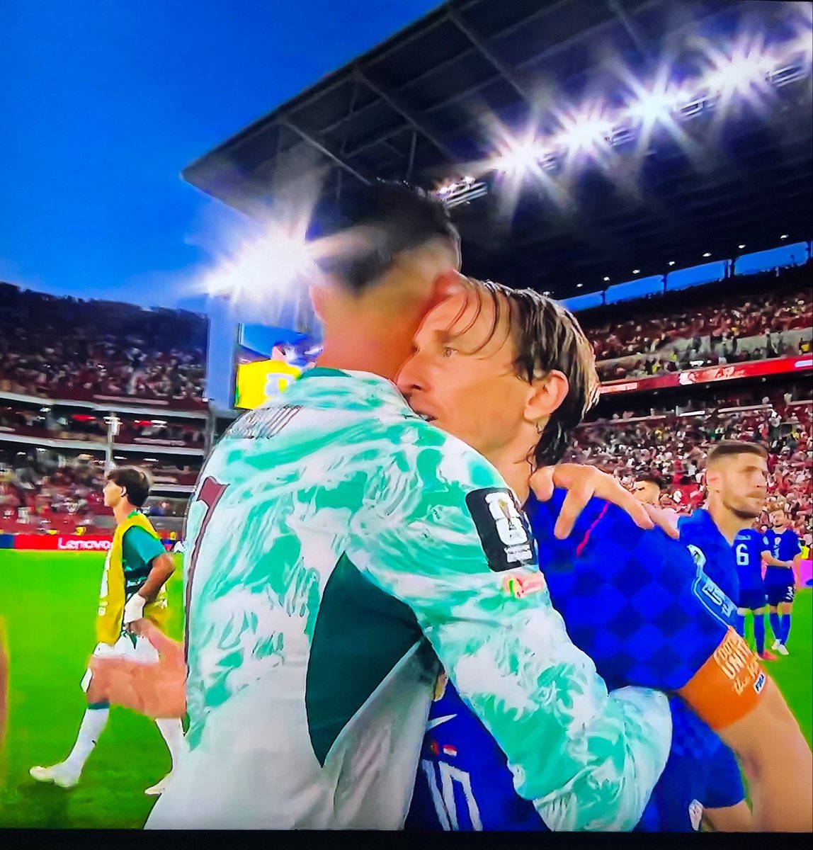 6x7z1_'s tweet photo. مفرق اعتزال اسطوره يكون بسبب اسطوره 

صورتين ما تبكي إلا المدريديستا 💔😔 https://t.co/2WjG9LT3Hq