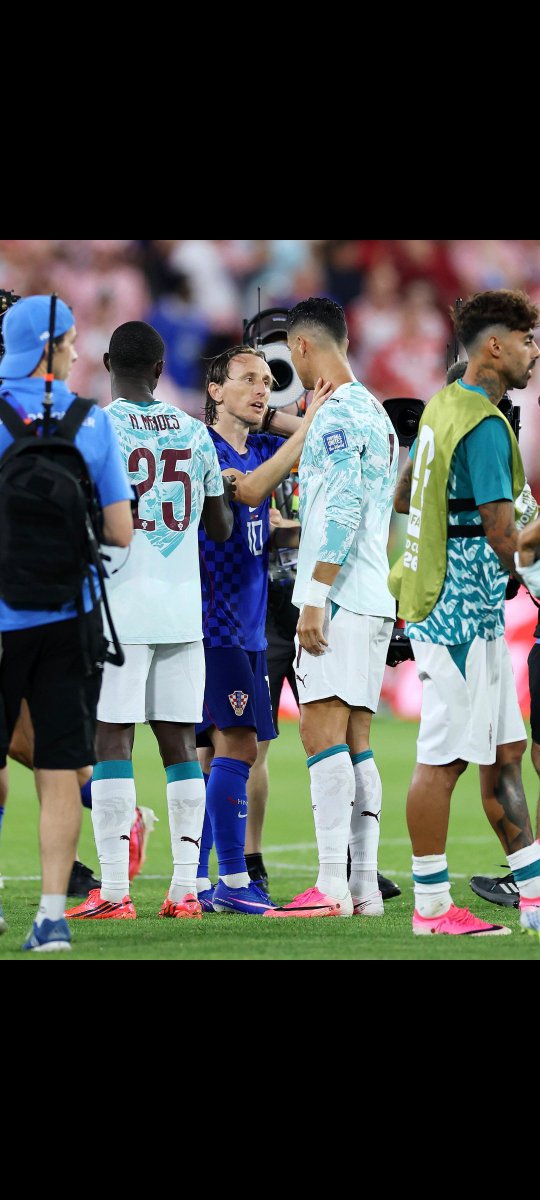 BigGee047's tweet photo. Ronaldo saying goodbye to Modric https://t.co/NHVLfYXoXl