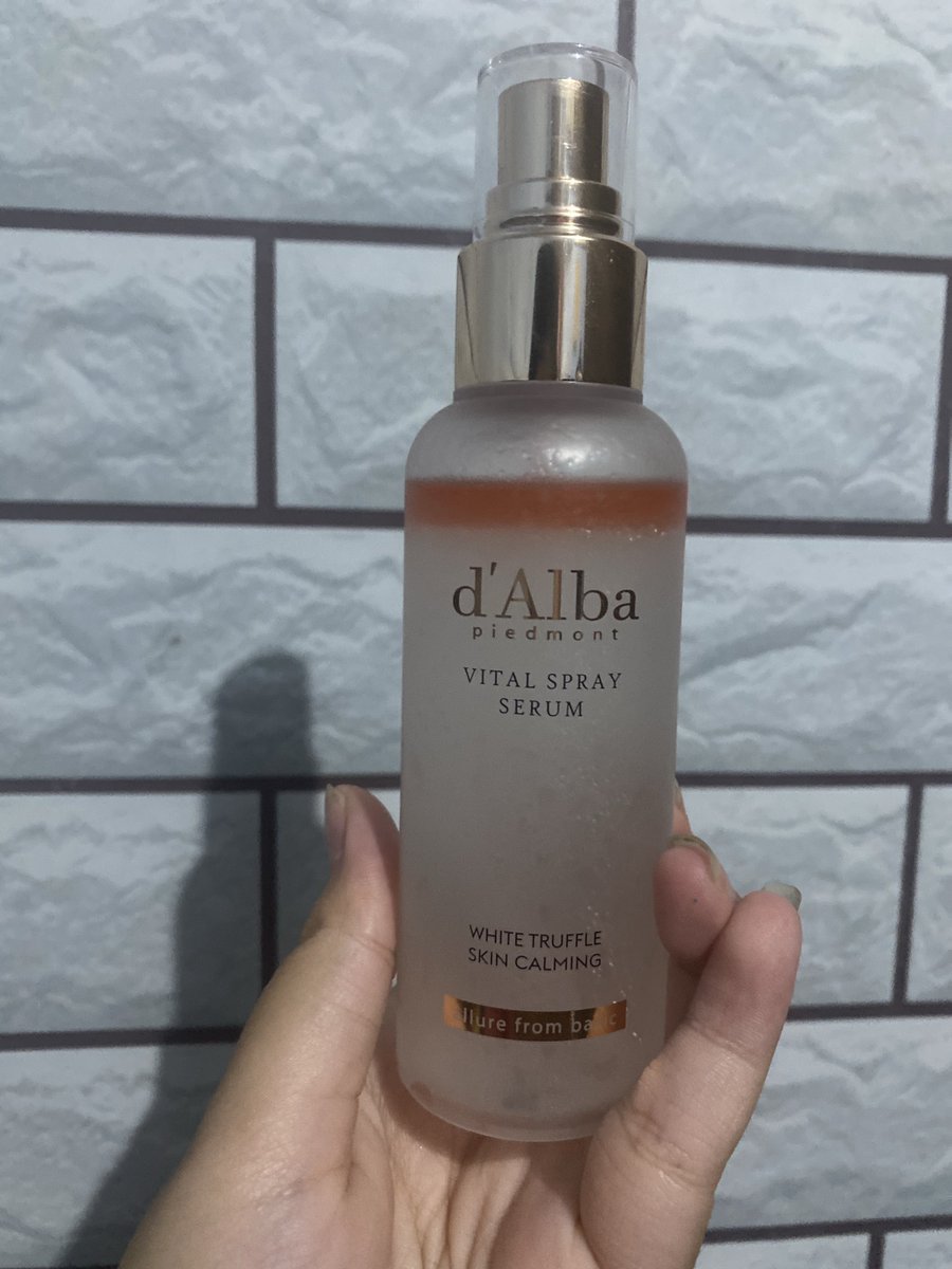 fuuyne's tweet photo. wts jual preloved d’Alba white truffle vital spray serum (pink) 100ml. baru dipake bbrp kali doang masih sisa byk bgt sesuai difoto. exp 0728. 180k #zonauang #zonajajan https://t.co/KW006I9rAD