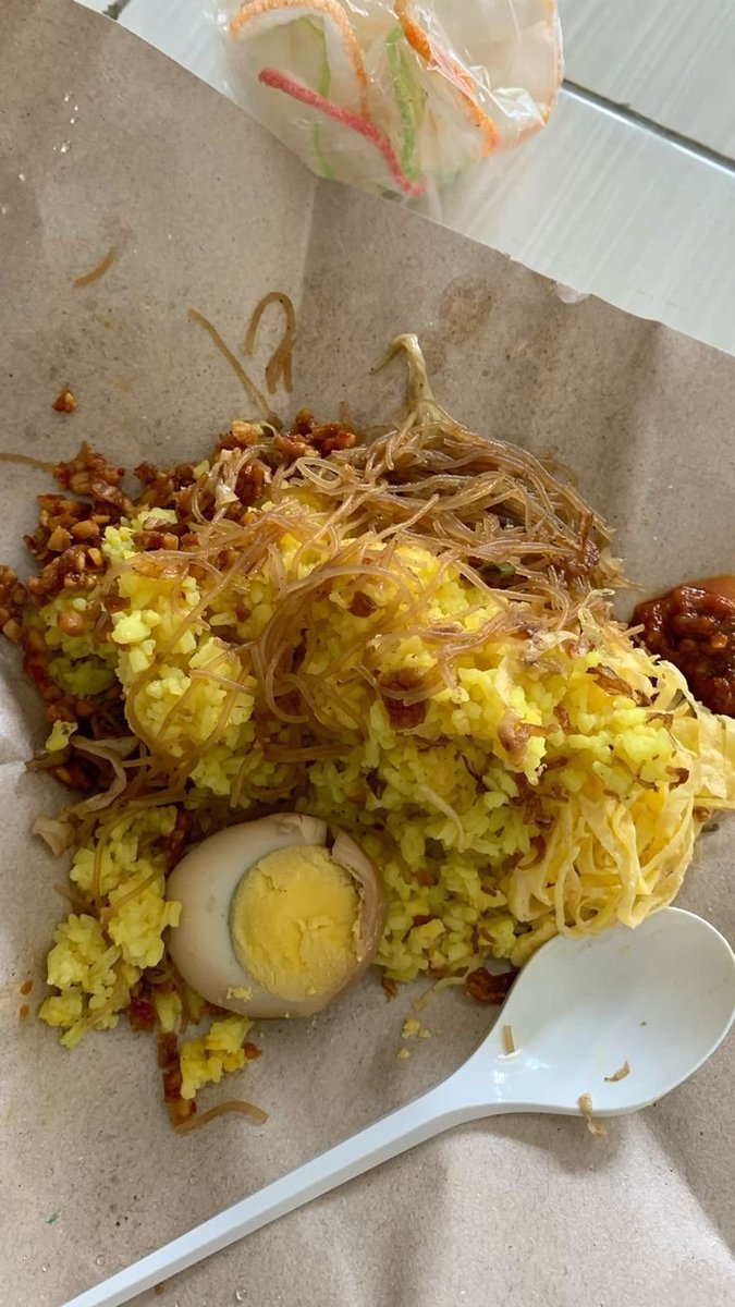 sylovedd's tweet photo. kalian lebih suka sarapan pake Soto atau Nasi Kuning? https://t.co/JUyP3oIAKb