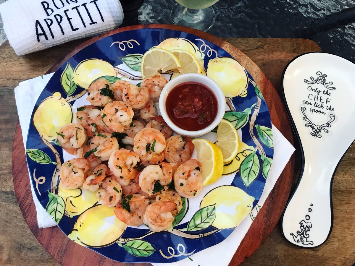 dacheesecake's tweet photo. A little Sautéed  Shrimp 🍤 tonight. (shrimp sautéed in butter , red pepper 🌶️ flakes, Italian seasoning, garlic , parsley 🌿, lemon 🍋 juice , zest , kosher salt ,and black pepper , with some picante  sauce for dipping 😋🍋🌿🌶️ 🍤 https://t.co/Ac8u0bYu3t