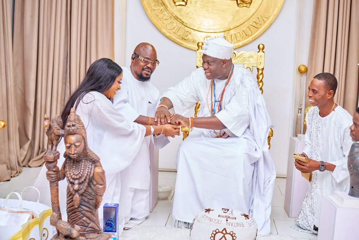 nairablink's tweet photo. Ooni of Ife Gifts Baba Ijesha Brand-New Car, Confers Chieftaincy Title

The Ooni of Ife has honoured actor and comedian Baba Ijesha with a brand-new car, luxurious gifts, and the chieftaincy title of Baba Awada Konge Oduwa.

An emotional Baba Ijesha expressed heartfelt apprec... https://t.co/iCL7P47UZh
